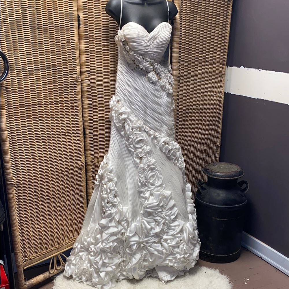 Elegant Ivory Strapless Wedding dress with Floral Details